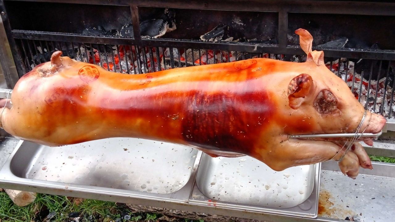 Porcelet à la broche - cuisson à foyer vertical